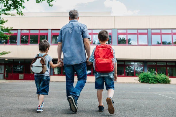 memilih sekolah anak, parenting ibu muda, lingkungan sekolah sehat, circle anak di sekolah, cara memilih sekolah dasar, tips orang tua memilih sekolah, pendidikan karakter, sekolah anak yang baik, pendidikan anak usia dini, circle pertemanan anak